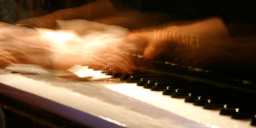 Manos en un piano. Dúo Canto Ijurko. Vitoria-Gasteiz marzo 2021