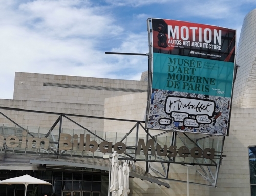 Exposición de automóviles en el Museo Guggenheim de Bilbao