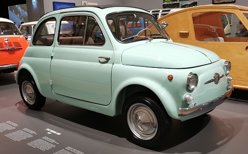 Fiat Nuova 500 - Exposición de automóviles en el Museo Guggenheim de Bilbao 2022