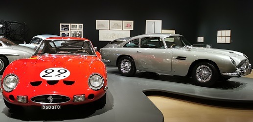 Ferrari 250 GTO y Aston Martin DB5 en la sala Deportivos de la exposición