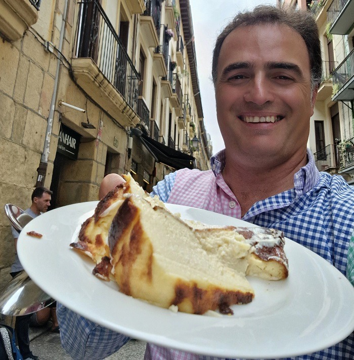 Foto de Aitor Delgado con la tarta de queso quemada vasca