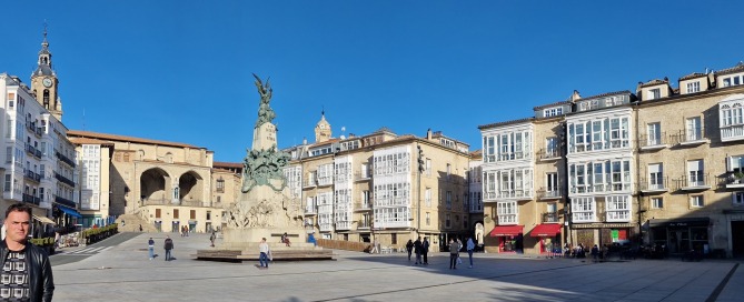 Aitor Delgado en la Plaza de la Virgen Blanca de Vitoria-Gasteiz. Cultura vasca 2023